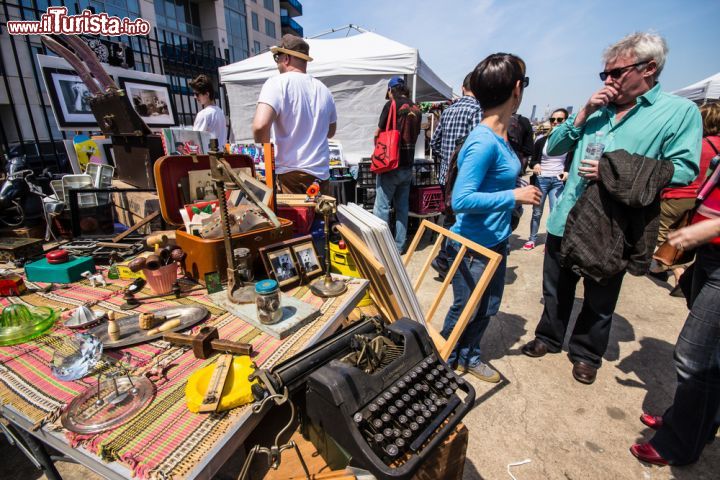 Immagine Brooklyn Flea, uno dei mercatini delle pulci più famosi di New York City - © littleny / Shutterstock.com