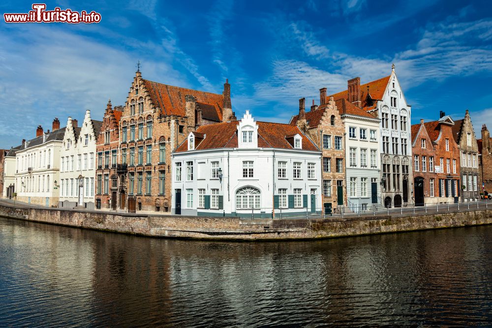 Immagine Bruges in Belgio, è una delle cosiddette Venezie del Nord, grazie alla sua rete di canali