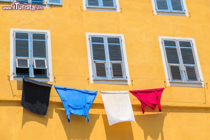 Immagine Bucato steso al sole fuori da una tipica casa di Bastia, Corsica.