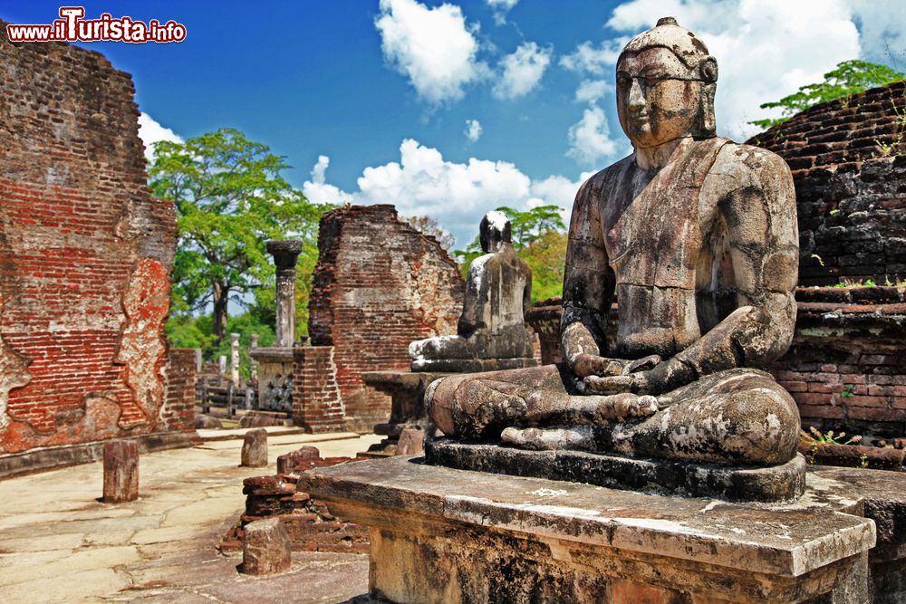 Immagine Buddha in un tempio della città storica città di Polonnaruwa, Sri Lanka.