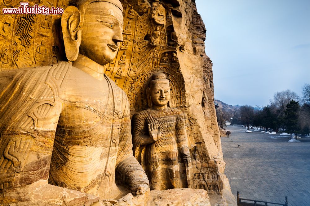 Immagine Buddha scolpiti nella roccia alle grotte di Yungang, Datong, Cina.