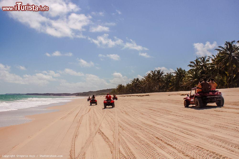 Immagine Buggy e quad su una spiaggia nei pressi di Maceiò, stato di Alagoas, Brasile - © Gregorio Koji / Shutterstock.com