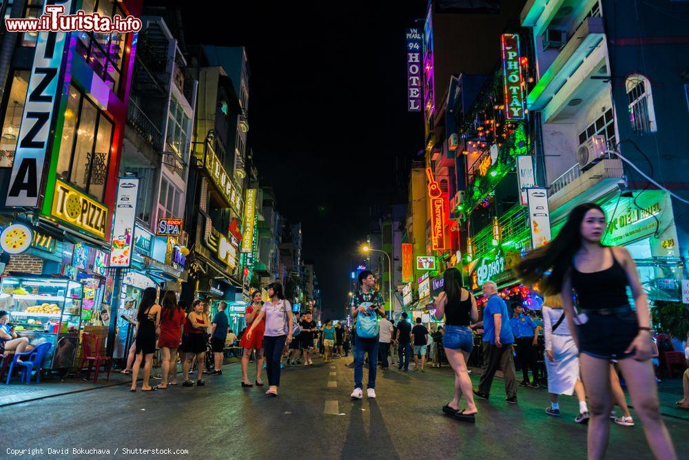 Immagine Bui Vien Street è una delle strade dove si svolghe la frenetica vita notturna di Ho Chi Minh City (Saigon), in Vietnam - © David Bokuchava / Shutterstock.com