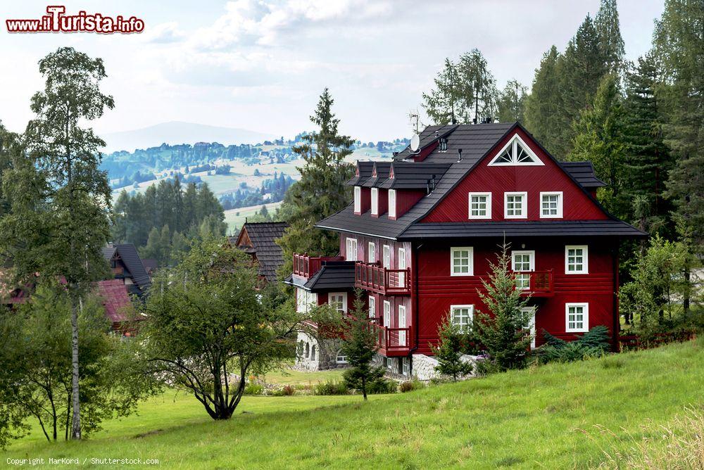 Immagine Bukowina Tatrzanska, Polonia: veduta di Villa "Marysin", casa tradizionale costruita in legno nel 1930 in stile montanaro - © MarKord / Shutterstock.com