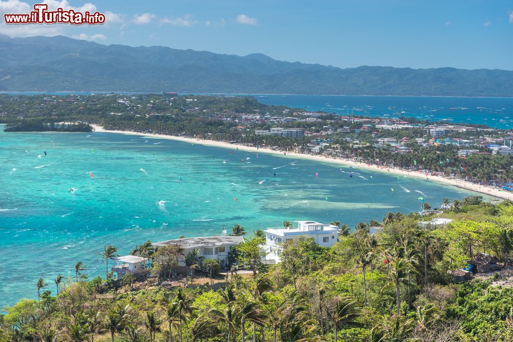 Immagine L'enorme Bulabog Beach, la seconda per grandezza dell'isola di Boracay (Filippine), ma la più frequentata dagli amanti di sport acquatici.