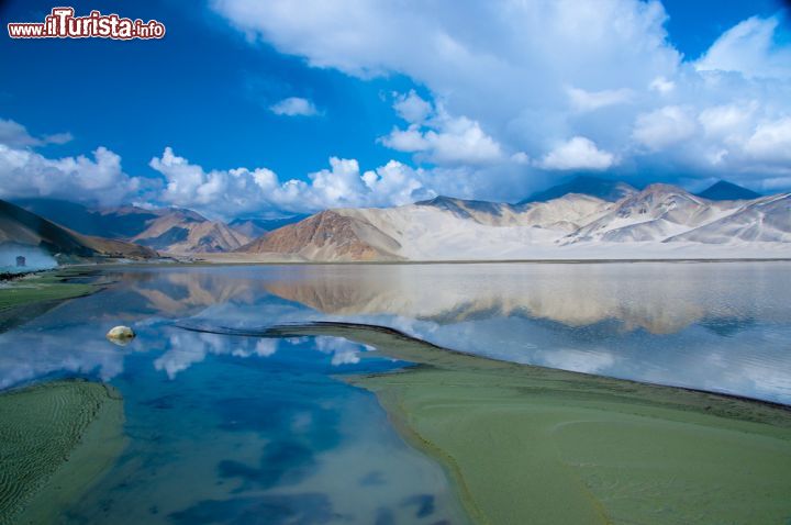 Immagine Bulungkol Lake, Cina: ci troviamo lungo la Karakorum Highway, la strada che collega la regione di Xinjiang al Pakistan e all'Afghanistan con le vette del Pamir, il "tetto del mondo" a fare da magnifico scenario - © Krishna.Wu / Shutterstock.com