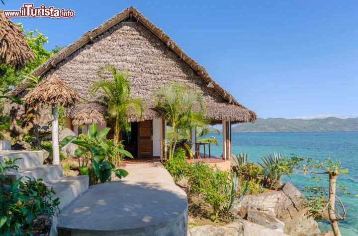 Immagine Un bungalow affacciato sull'oceano nella piccola isola di Nosy Komba (Nosy Ambariovato), Madagascar - foto © lenisecalleja.photography / Shutterstock.com