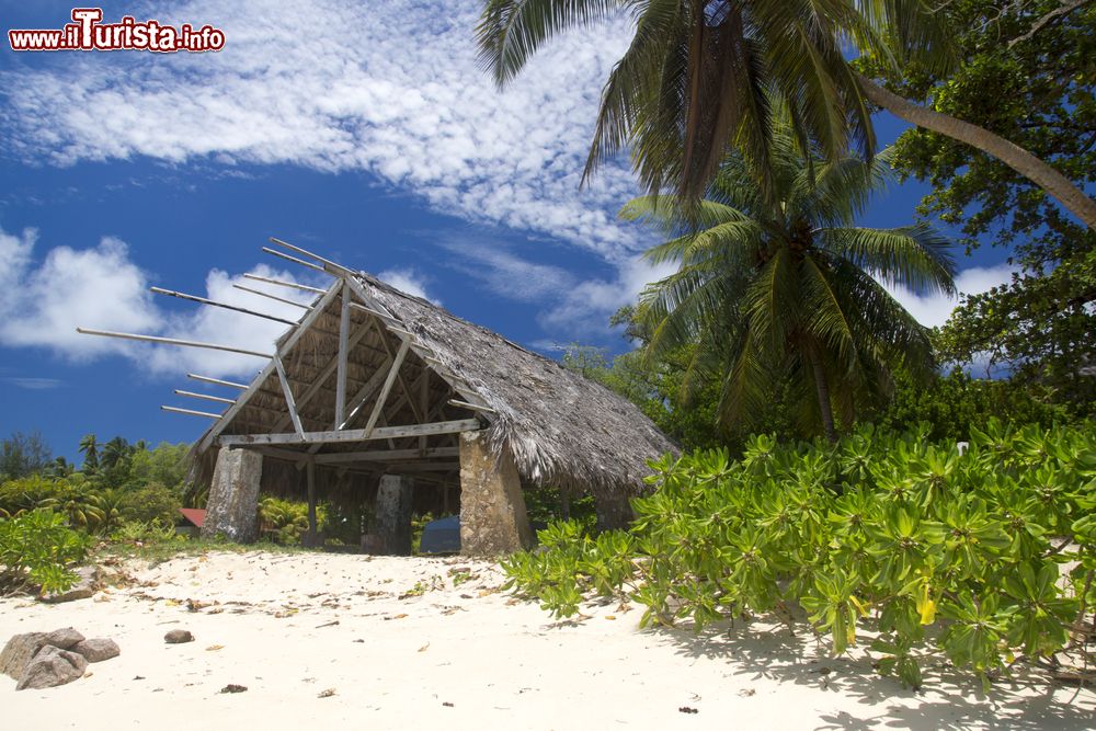 Immagine Bungalow sulla spiaggia di La Digue, Seychelles. E' considerata l'isola dei sogni da chi è alla ricerca di relax e riposo.