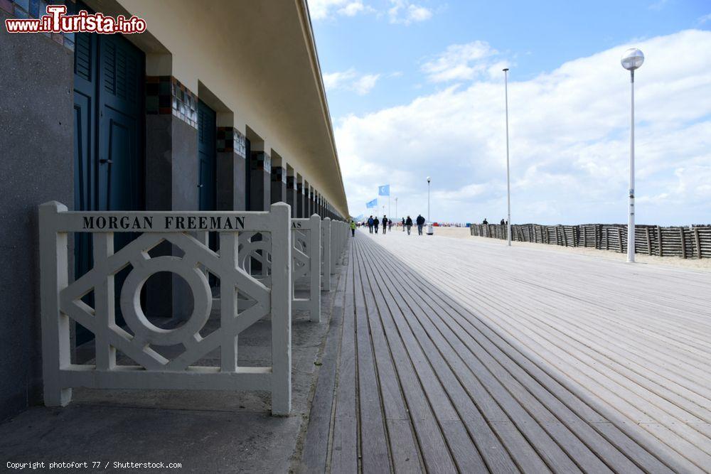 Immagine Bungalows privati sulla spiaggia di Deauville, Normandia, Francia - © photofort 77 / Shutterstock.com