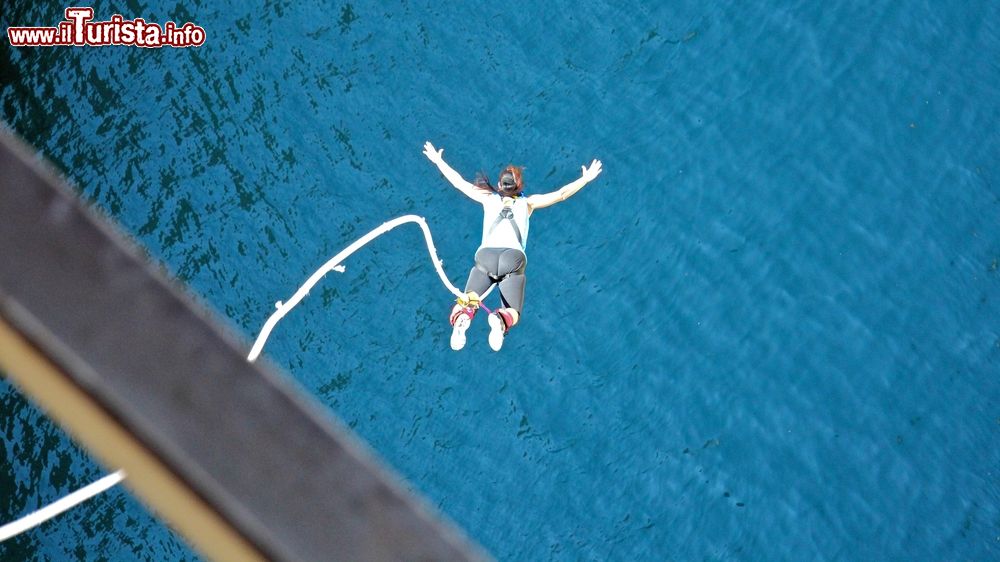 Immagine Bungee jumping nel canale di Corinto, Peloponneso, Grecia.