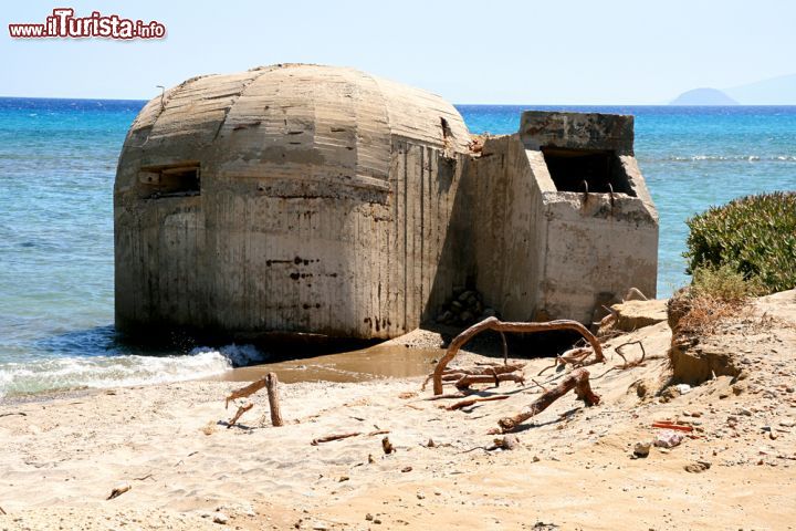 Immagine Bunker difensivo della Seconda Guerra Mondiale lungo la costa dell'isola di Kos, Grecia - © Pawel Kielpinski / Shutterstock.com