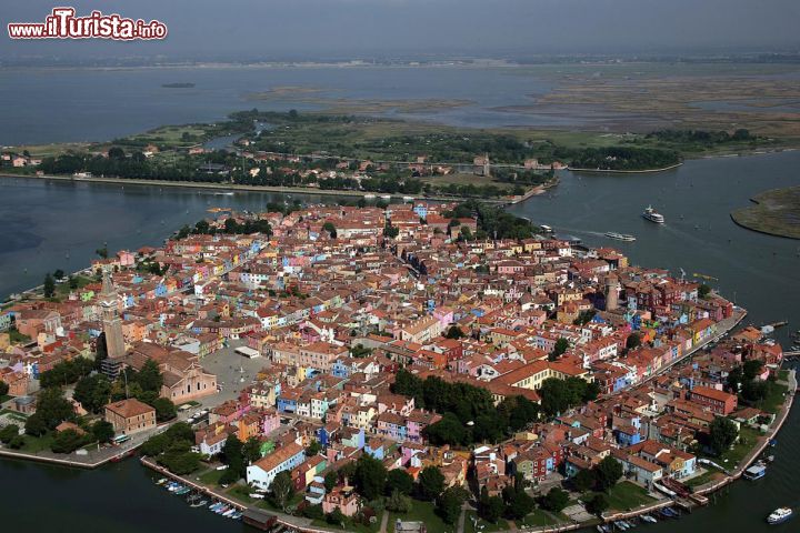 Immagine In volo su Burano e Mazzorbo, su quest'utima isola si nota la tenuta Venissa. Siamo nella Laguna di Venezia - © Nevio Doz