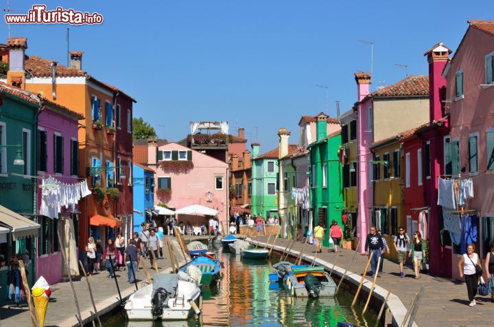 Immagine Burano: l'isola dei colori - tra le tante isole che compongono la splendida Laguna Veneta, Burano è senza dubbio una delle più famose e, soprattutto, la più colorata. Le case dai colori vivaci e sgargianti di questa bella e piccola isola si riflettono nelle acque dei canali, creando giochi di luci e riflessi davvero mozzafiato.  - © Oleg Znamenskiy / Shutterstock.com