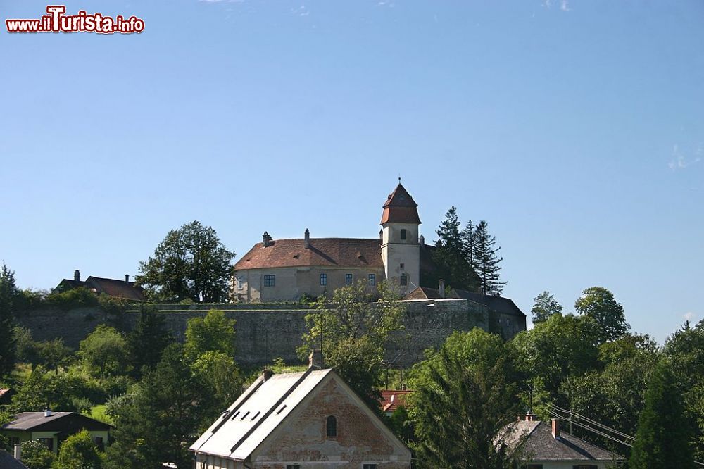 Immagine Burg Bernstein il Castello Hotel del Burgenland in Austria - © Steindy, CC BY-SA 2.0 de, Wikipedia