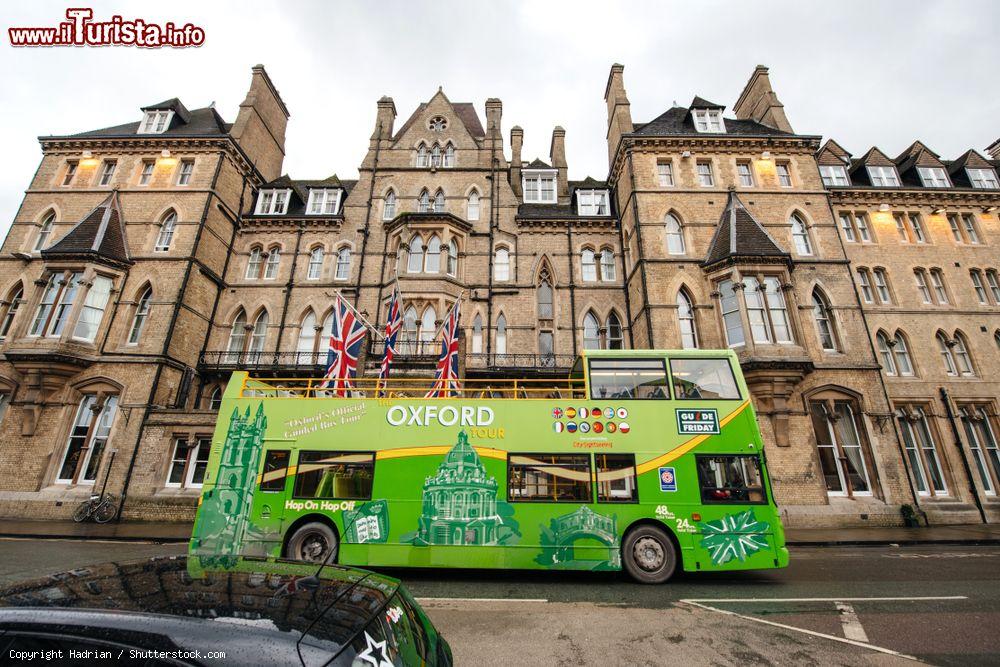 Immagine Un bus turistico fermo di fronte al Macdonald Randolph Hotel a Oxford, Inghilterra. Siamo nel centro della città in Beaumont Street all'angolo di Magdalen Street, di fronte all'Ashmolean Museum - © Hadrian / Shutterstock.com