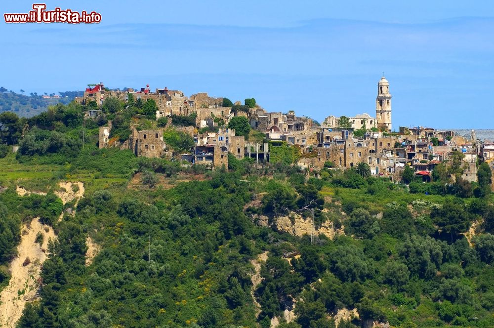 Immagine Bussana Vecchia, il borgo medievale in provincia di Sanremo, Liguria.