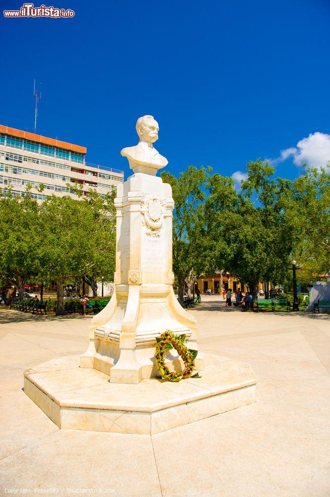 Immagine Il busto di José Martì sulla piazza princiale di Ciego de Avila (Cuba) e, sullos fondo il moderno "Edificio 12 plantas" - © Fotos593 / Shutterstock.com