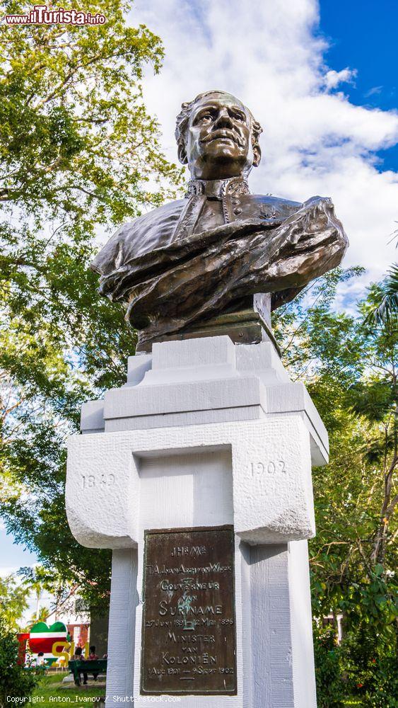 Immagine Busto in onore del governatore del Suriname a Paramaribo, America Meridionale - © Anton_Ivanov / Shutterstock.com