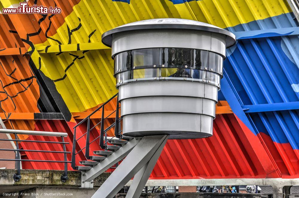 Immagine La cabina del custode del ponte di Langebrug sul fiume Spaarne a Haarlem, Olanda. Sullo sfondo i colori vivaci della parte inferiore del ponte - © Frans Blok / Shutterstock.com