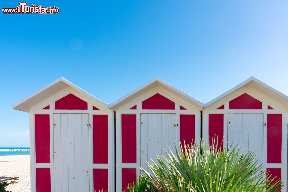 Immagine Cabine colorate sulla spiaggia di Fano nelle Marche