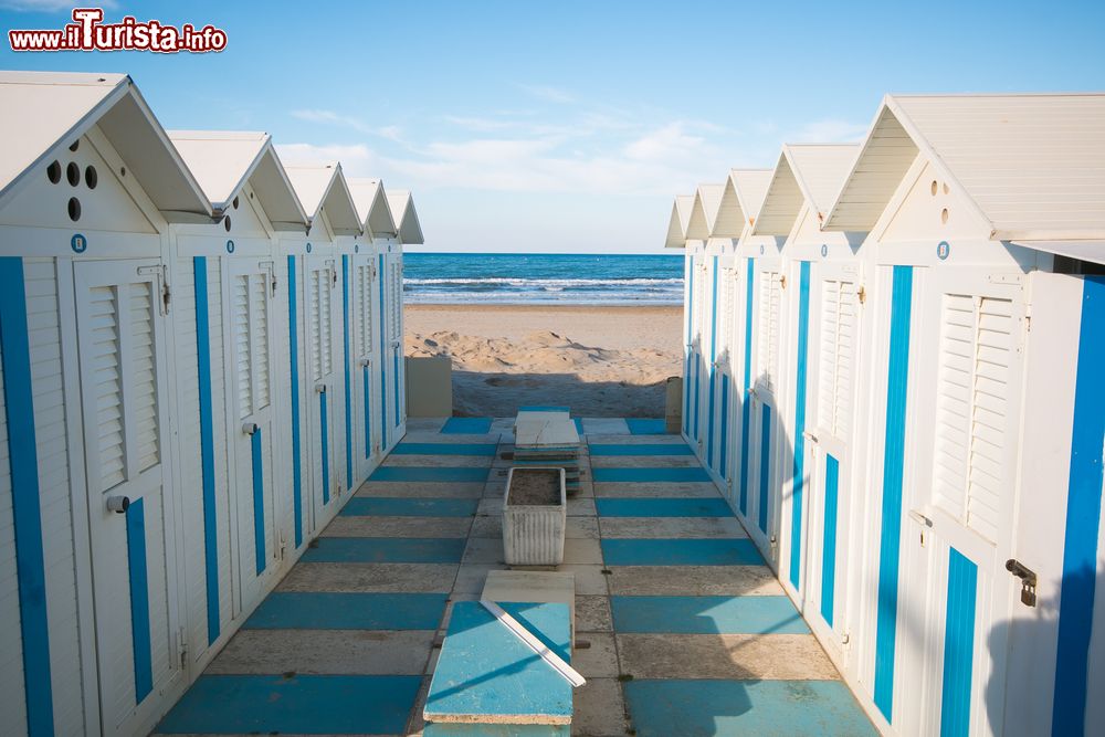 Immagine Cabine in legno sulla spiaggia di Pesaro, Marche, Italia. La città possiede una spiaggia sabbiosa divisa in tre aree.