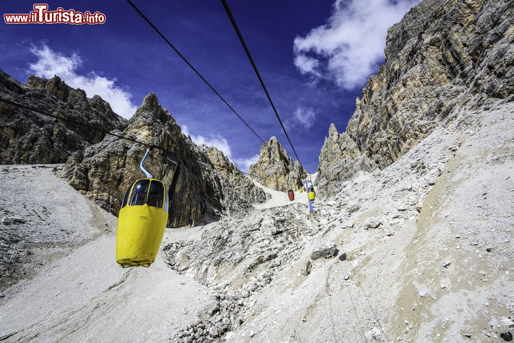 Immagine Cabinovie per Forcella Staunies sul Monte Cristallo, Cortina d'Ampezzo, Dolomiti. Questa pista è stata disegnata nel 1956 per le Olimpiadi Invernali di Cortina d'Ampezzo anche se poi non è stata utilizzata direttamente per le gare.