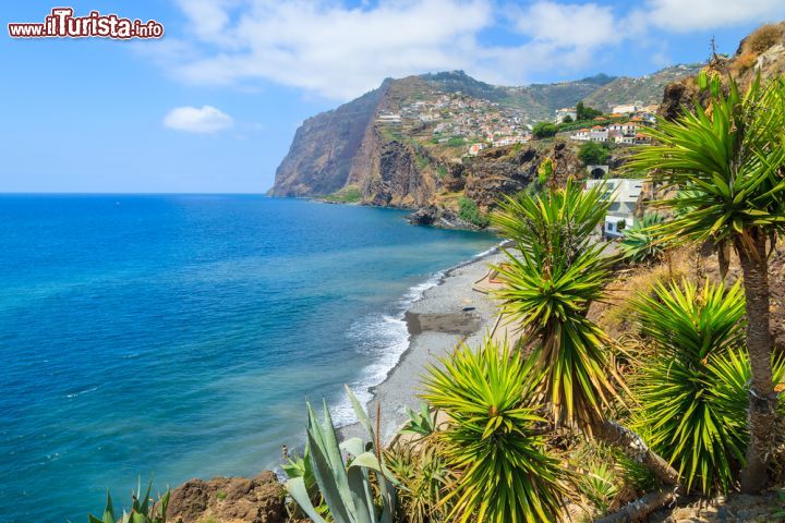 Immagine Vista panoramica su Cabo Girao, Isola di Madeira (Portogallo) - Senza tempo, probabilmente anche senza data di scadenza né data di nascita, la natura qui ha creato un gioco meraviglioso. Tra le bellissime falesie europee che esistono da sempre, il promontorio di Cabo Girao con i suoi 590 metri circa di altezza, simboleggia uno dei più alti insieme a Slieve League, Croaghaun, Capo Enniberg e Preikestolen. Per questo motivo la vista da qui non può che essere magica e unica, un vero paradiso che si affaccia incantevolmente sul mare- © Pawel Kazmierczak / Shutterstock.com