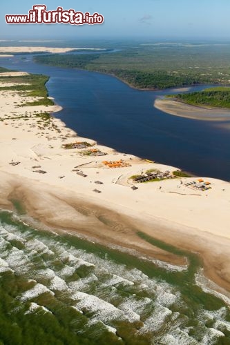 Immagine Il fiume Preguiças attraversa con i suoi rami il parco dei Lençois Maranhenses. Qui stiamo sorvolando in collaborazione con Embratur la costa nei pressi di Caburè (Maranhao, Brasile).