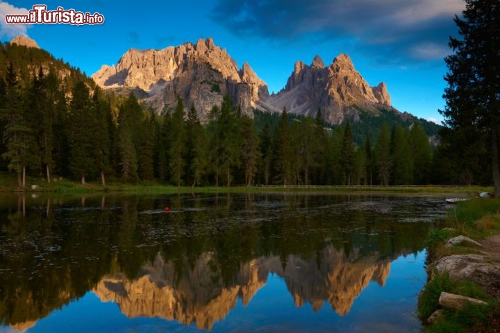 Immagine Gruppo dei Cadini si specchia sul lago di Misurina. Dolomiti del Cadore - © oceanica - Fotolia.com