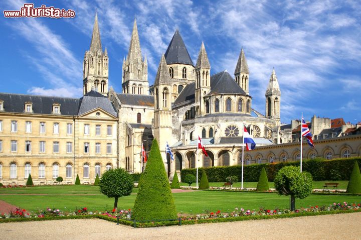 Immagine Caen il centro storico e Abbazia di Santo Stefano - © Igor Plotnikov / Shutterstock.com
