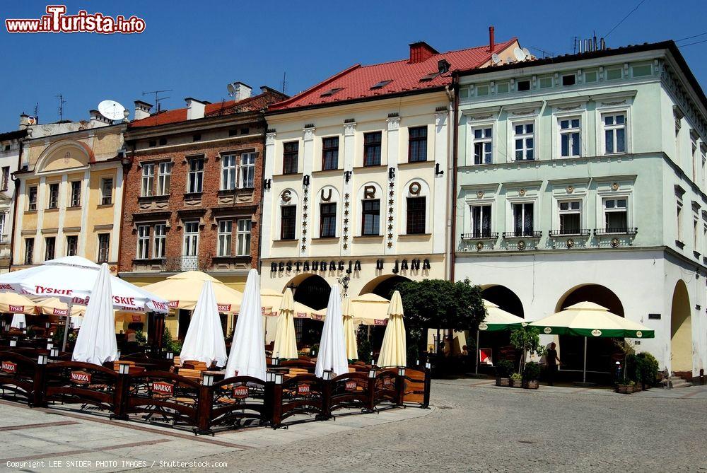 Immagine Caffé e ristoranti all'aperto in piazza Rynek Market a Tarnow, Polonia. Qui si affacciano eleganti edifici barocchi e rinascimentali - © LEE SNIDER PHOTO IMAGES / Shutterstock.com