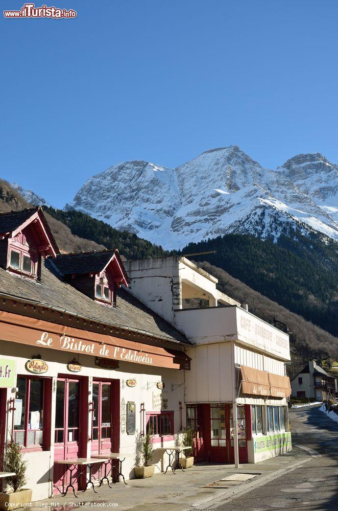 Immagine Caffé e ristoranti lungo una via del villaggio di Gavarnie in inverno, Francia - © Oleg_Mit / Shutterstock.com