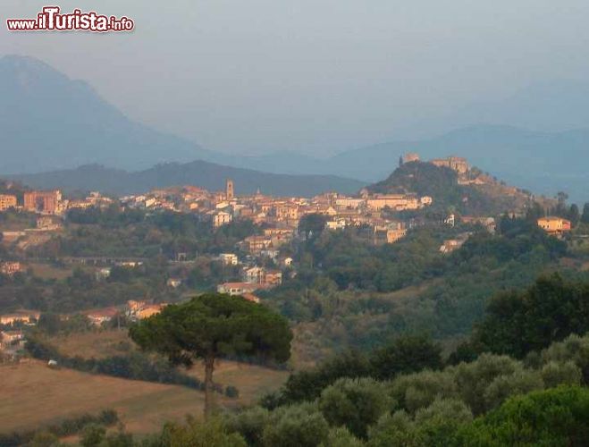 Immagine Caiazzo, Campania:  panorama del borgo tra i rilievi dell'Appennino campano - © GFDL - Wikipedia