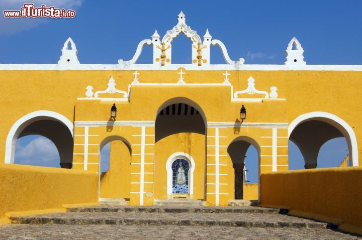 Immagine Scala e ingresso al convento di San Antonio de Padua a Izamal, Messico. Ad accogliere i fedeli è una vetrata con l'immagine della Vergine - © Valery Shanin / Shutterstock.com