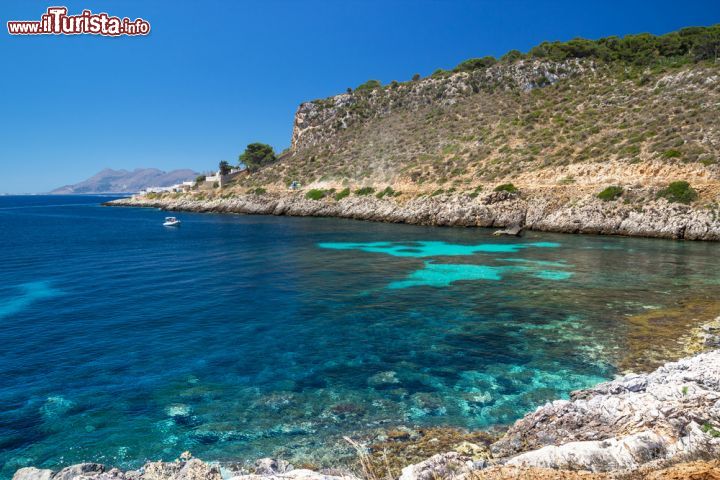 Immagine Cala Fredda sull'isola di Levanzo, Sicilia. Una spettacolare immagine di Cala Fredda, uno dei tratti più suggestivi di ques'isola delle Egadi - © domeniconardozza / Shutterstock.com