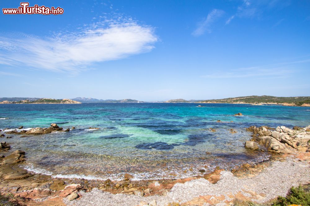 Immagine Cala Portese sull'isola di Caprera, arcipelago de La Maddalena, Sardegna. Questa bella spiaggia si trova nella parte meridionale dlel'isola di Caprera: questo tratto di litorale è caratterizzato da sabbia bianca molto fine e da un mare trasparante con fondale sabbioso.