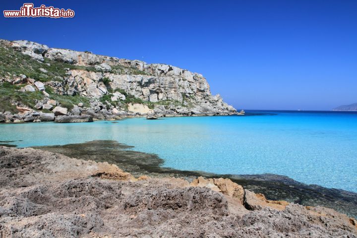 Immagine Veduta di Cala Rossa sull'isola di Favignana, Sicilia. Un incantevole panorama su questo angolo dell'arcipelago delle Egadi - © cancer741 / Shutterstock.com
