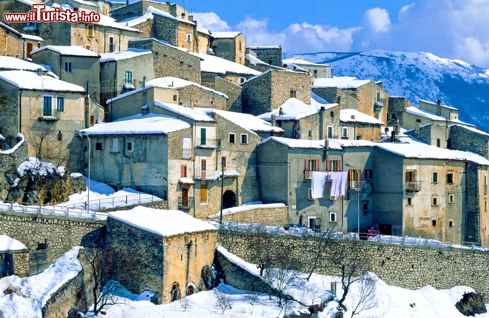 Immagine Calascio tra i monti dell'Abruzzo, dopo un nevicata.