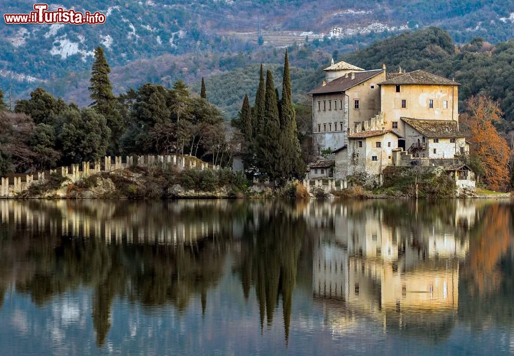 Immagine Calavino: la fortezza di Castel Toblino sull'omonimo lago del Trentino - Calavino, Trentino Alto Adige. Italy