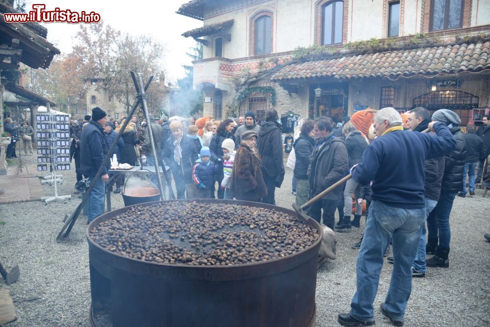 Immagine Caldarroste a Grazzano Visconti: durante il perido dei mercatini natalizi è un ottimo metodo per trovare conforto se il clima è freddo - ©  Natale a Grazzano Visconti