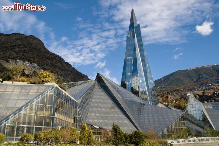 Immagine Caldea, la "SPA" più bella del mondo, Andorra.  E' una piramide di vetro alta 80 metri e si innalza su uno sfondo di montagne verdi - © Santi Rodriguez / Shutterstock.com
