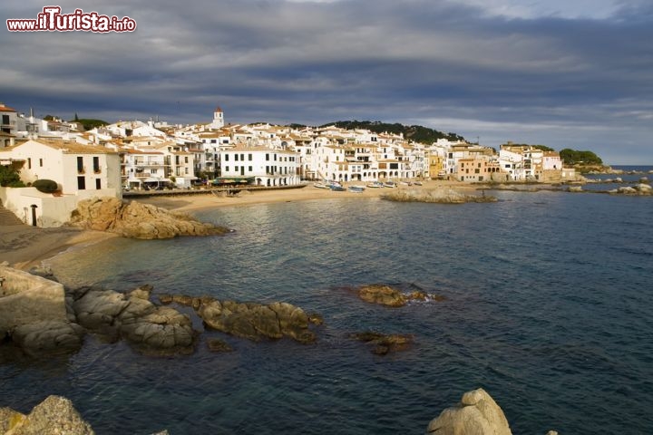 Immagine Le case bianche di Calella de Palafrugell caratterizzano il panorama di questo tratto abitato di Costa Brava, Spagna - Foto © lluis58 - Fotolia.com