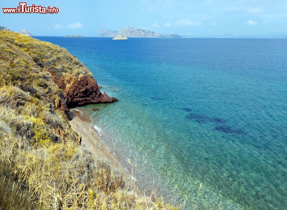 Immagine Una caletta bagnata dallo splendido mare di Hydra (Isole Saroniche, Grecia).