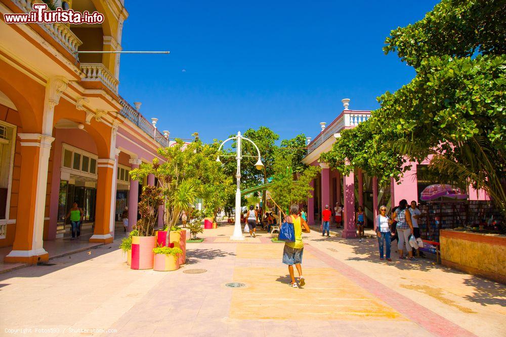 Immagine La via dello shopping del centro di Ciego de Avila (Cuba) è calle Independencia, detta El Boulevard - © Fotos593 / Shutterstock.com