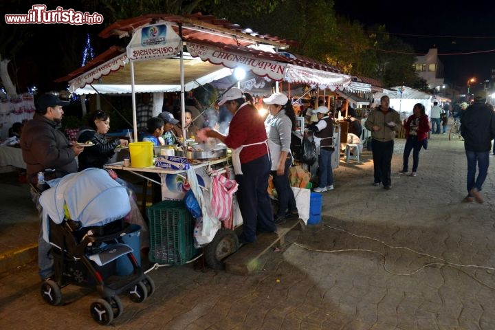 Immagine Calle Lerdo, Chignahuapan: sul lato settentrionale di Plaza de la Constitución la calle Lerdo è il luogo per eccellenza dove si trovano le bancarelle per fare uno spuntino. Tacos, quesadillas, frutta, dolci e specialità tipiche sembrano chiamare i turisti per essere assaggiate.