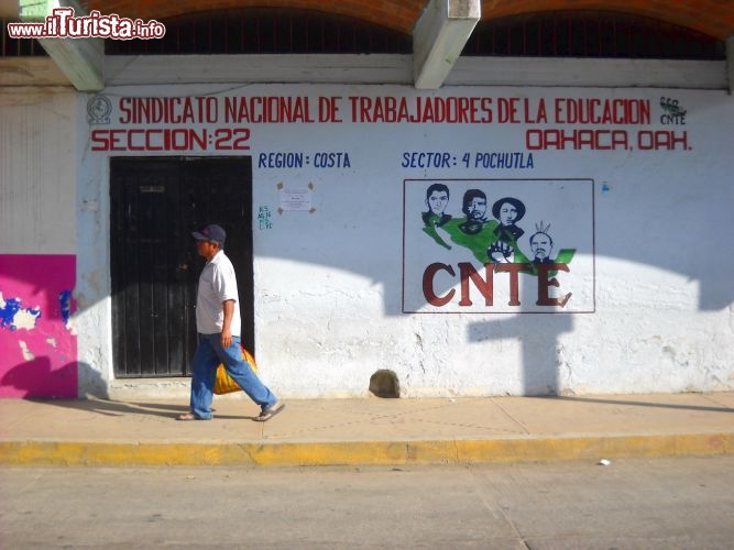 Immagine Calle Lazaro Cardenas, Pochutla: è la strada principale di Pochutla. Indaffarata, caotica, sempre in movimento, è di fatto l'unico luogo per i turisti nel quale trovare i principali servizi, dalla stazione degli autobus ai bancomat.