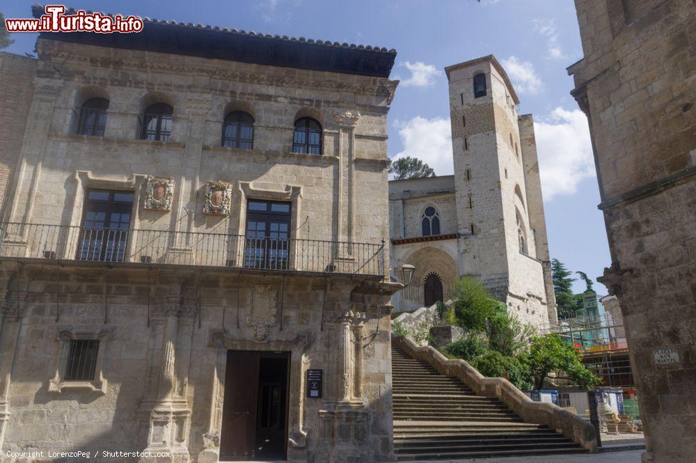 Immagine Calle San Nicolas con la chiesa di San Pedro de la Rua a Estella, Spagna - © LorenzoPeg / Shutterstock.com