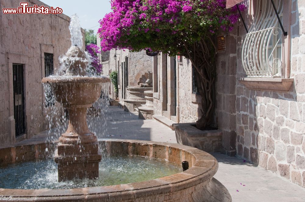 Immagine Callejon del Romance a Morelia, Messico. Nel cuore della città si trova questo vicolo su cui si affacciano ben 19 edifici inseriti nella lista del patrimonio architettonico storico. Rappresenta uno dei tipici angoli di strada moreliana del XIX° secolo.