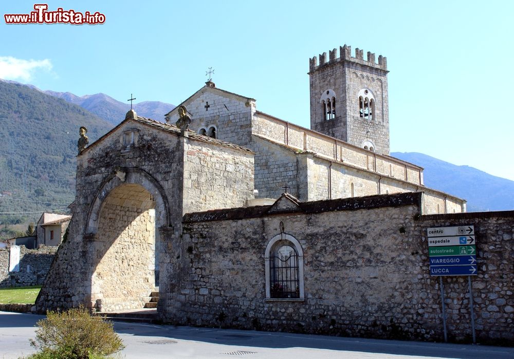 Immagine Camaiore, Toscana: la chiesa medievale di San Pietro, una delle tappe sulla via Francigena