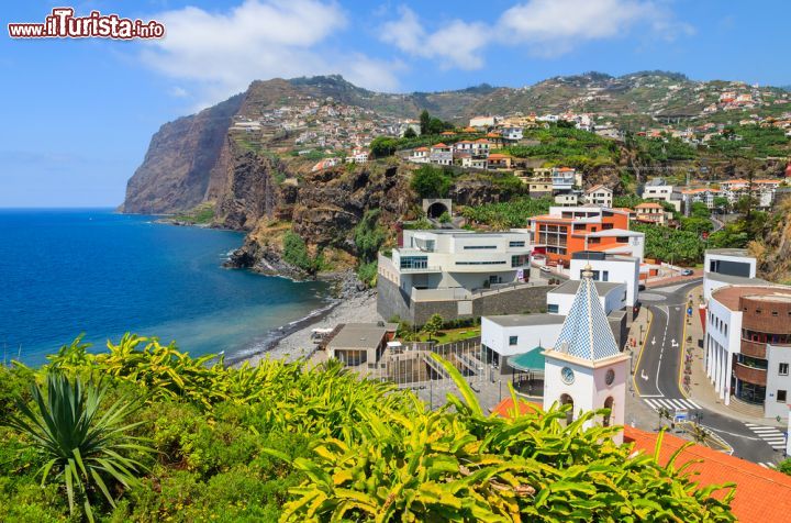 Immagine Camara de Lobos e Cabo Girao, Madeira (Portogallo) - È difficile trovare delle zone nell'isola che non suscitino qualcosa, qualsiasi qualcosa sia. In questo caso viene in mente il termine "bipolare" poiché, come si può vedere dall'immagine, il contrasto edilizio delle case e delle strade, affiancate da una natura così bella da sembrare finta, crea un gran mix di equilibri che messi a contatto tra loro non eccedono ma al contrario convivono con uno stupore continuo - © Pawel Kazmierczak http://Pawel Kazmierczak / Shutterstock.com